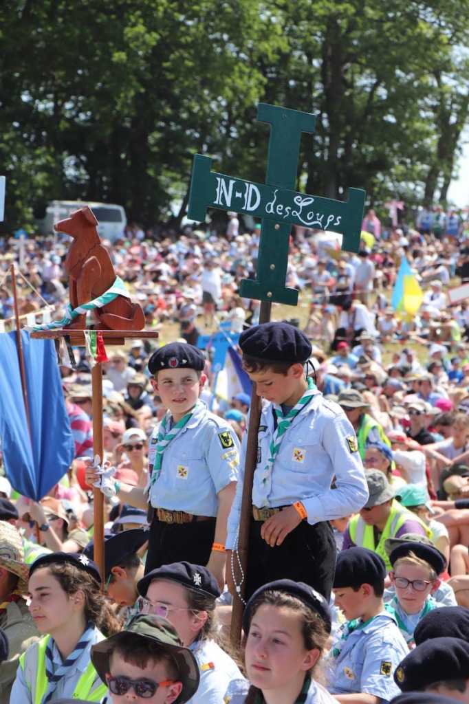 Record number of Catholics in annual pilgrimage from Paris to Chartres