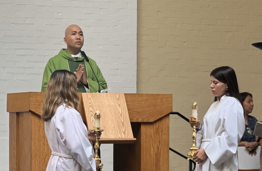 Filipino Catholics connect faith and heritage in first bilingual Mass